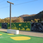 Vista del murales in primo piano e delle colline sullo sfondo